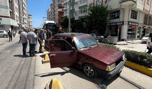 Eskişehir'de trafik kazası sebebiyle tramvay seferleri aksadı