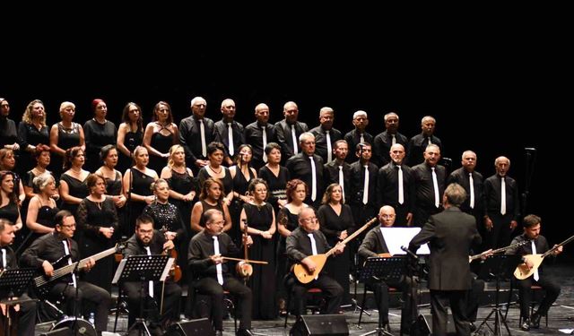 Türk Halk Müziği Korosu'nun sezon sonu konseri yoğun ilgi gördü