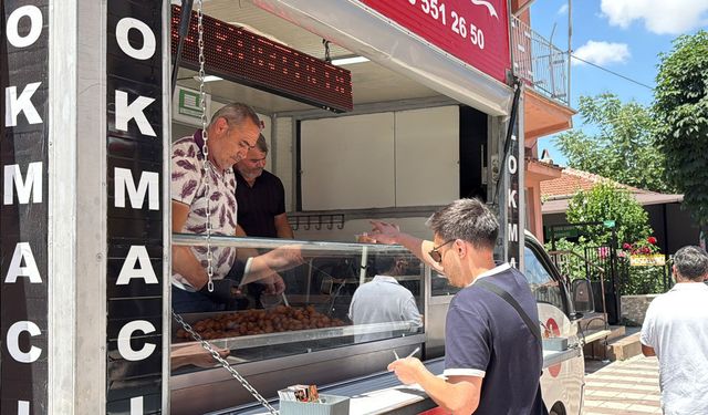 Boşanmasını lokma dağıtarak kutladı