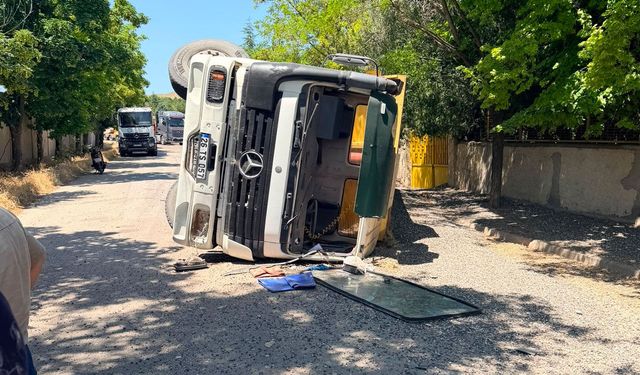 Kimseye zarar vermemek için TIR'ı yan yatırdı