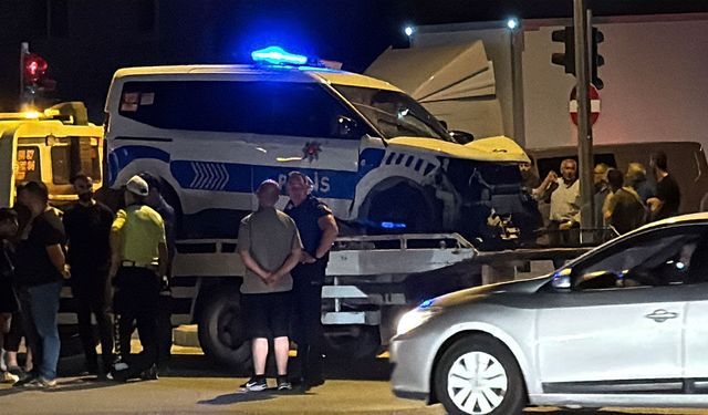 Polis aracı ile otomobil çarpıştı: 2’si polis 3 yaralı