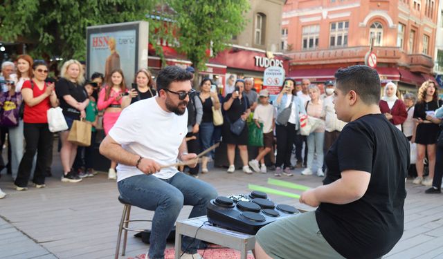 Sokaklarda bu ay da “sahne senin” heyecanı