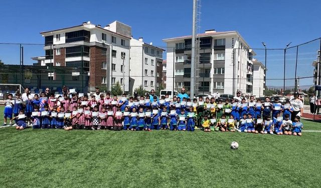 Yaz Spor Okulları Futbol Turnuvası'nda dostluk kazandı
