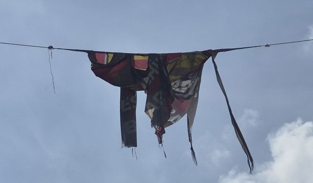 Dev Eskişehirspor bayrağı yırtılıp, parçalandı