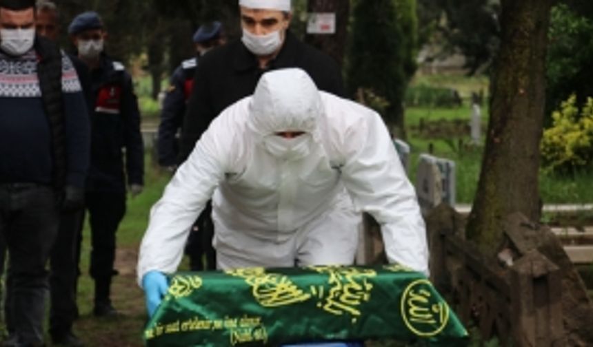 Günün en acı fotoğrafı: Annesine mezarda kavuştu