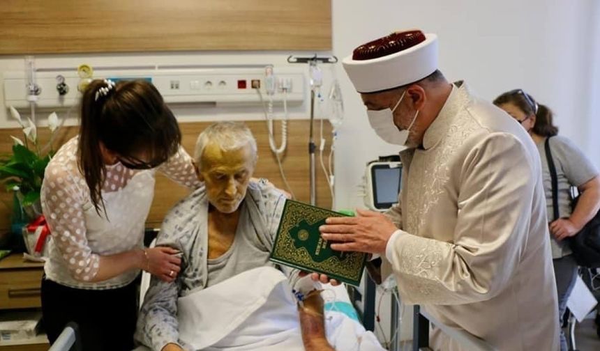 Hastane odasında Müslüman oldu