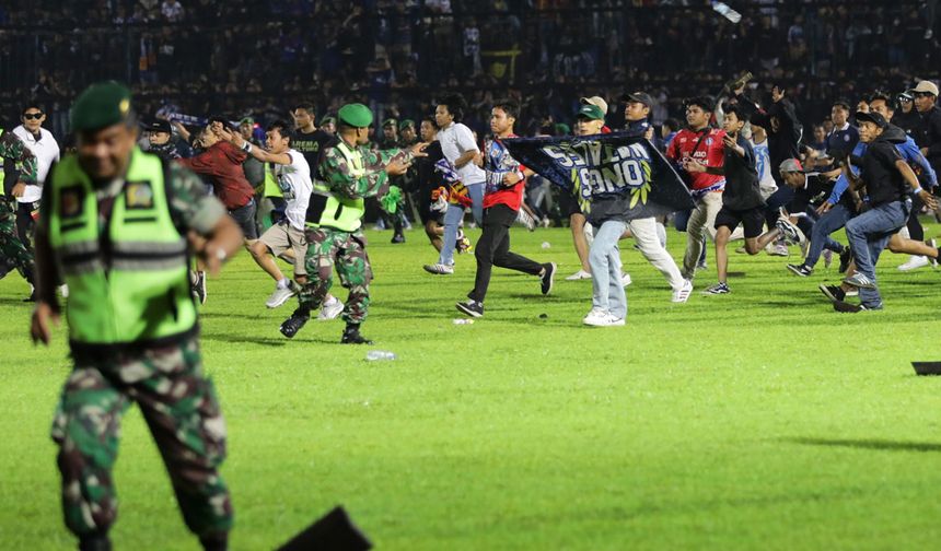 Endonezya'da futbol maçında izdiham: 174 ölü, 180 yaralı