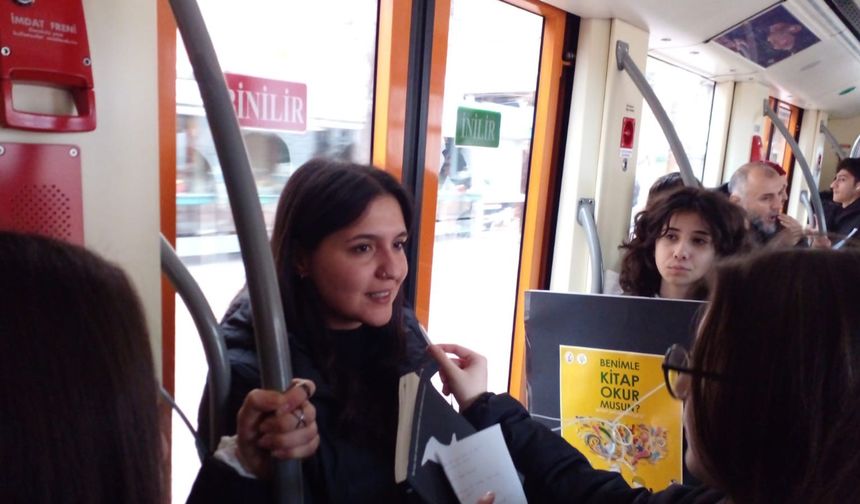 Tramvayda yolcularla kitap okudular