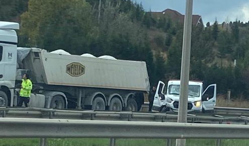 Bozüyük’te kamyonet park halindeki tıra çarptı: 2 yaralı