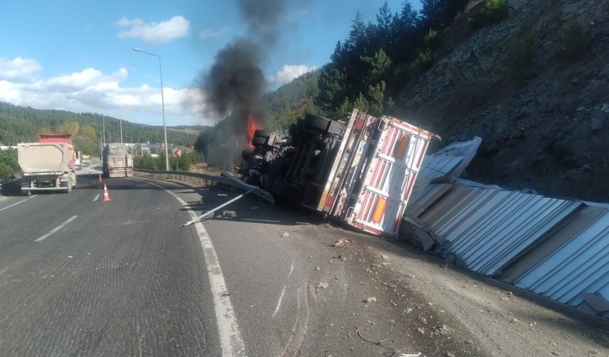 Bilecik'te devrilen sunta yüklü tır alev aldı