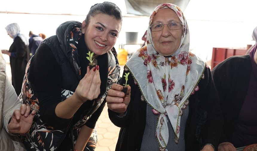 Kadın çiftçilere süs bitkisi eğitimi