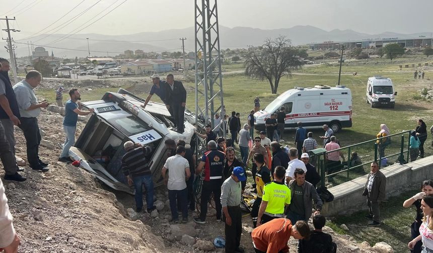 Yolcu minibüsü devrildi: 13 kişi yaralandı