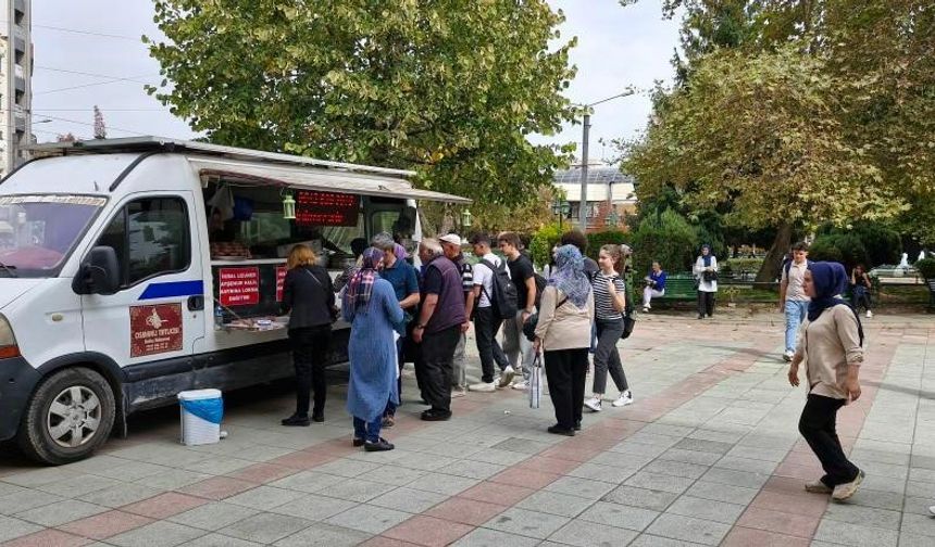 Eskişehir’de İkbal Uzuner ve Ayşenur Halil hayrına lokma dağıtıldı