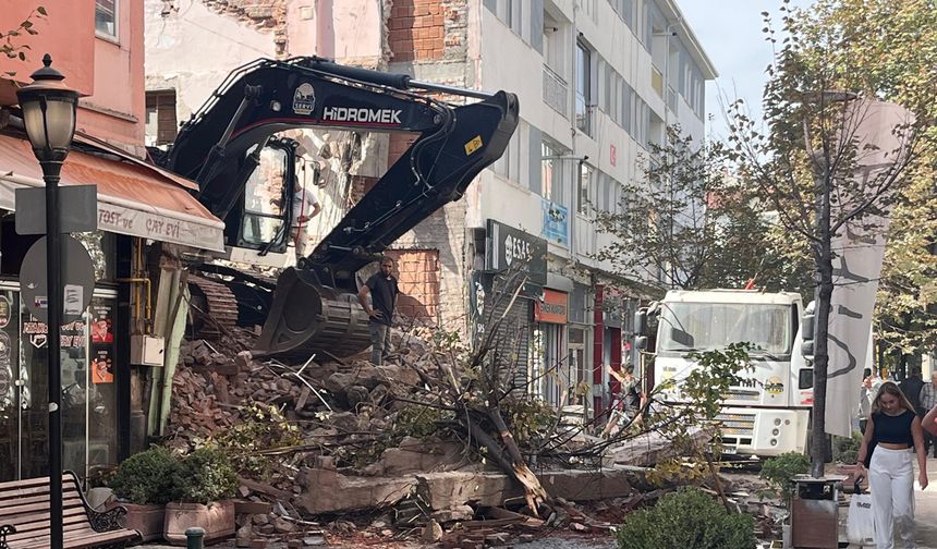 Bina yıkımında molozlar sokağı kapattı