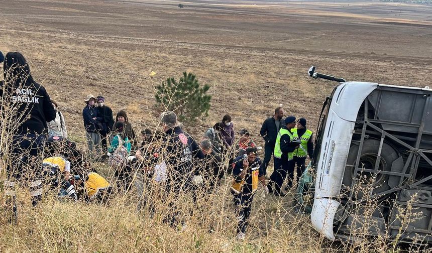 Turist kafilesi taşıyan otobüste can pazarı