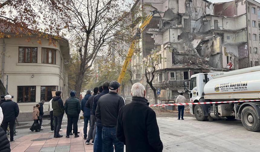 Eskişehir'de yıkım çalışması “kapalı gişe” devam ediyor