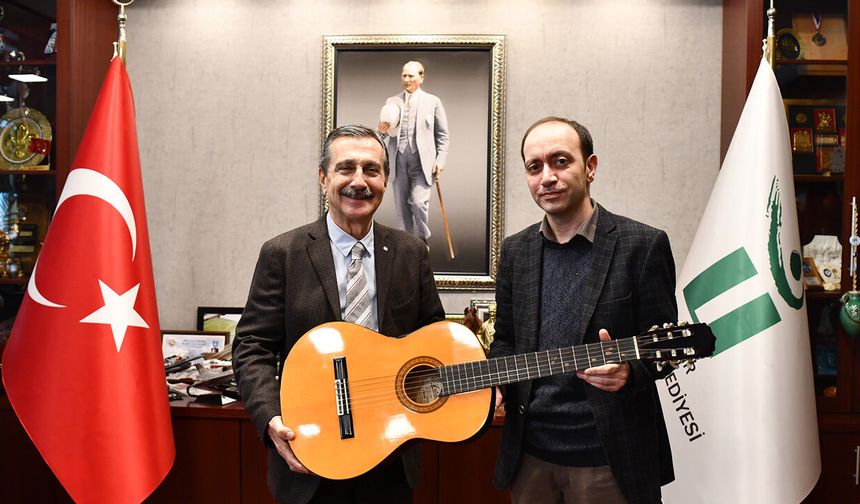 Çocuk senfoni Orkestrası’na gitar bağışı