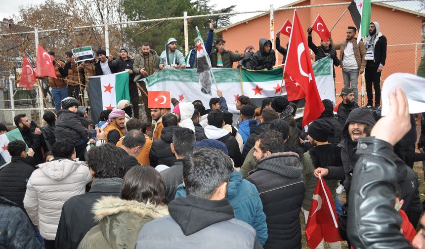 Eskişehir'de Esad rejiminin çöküşünü kutladılar