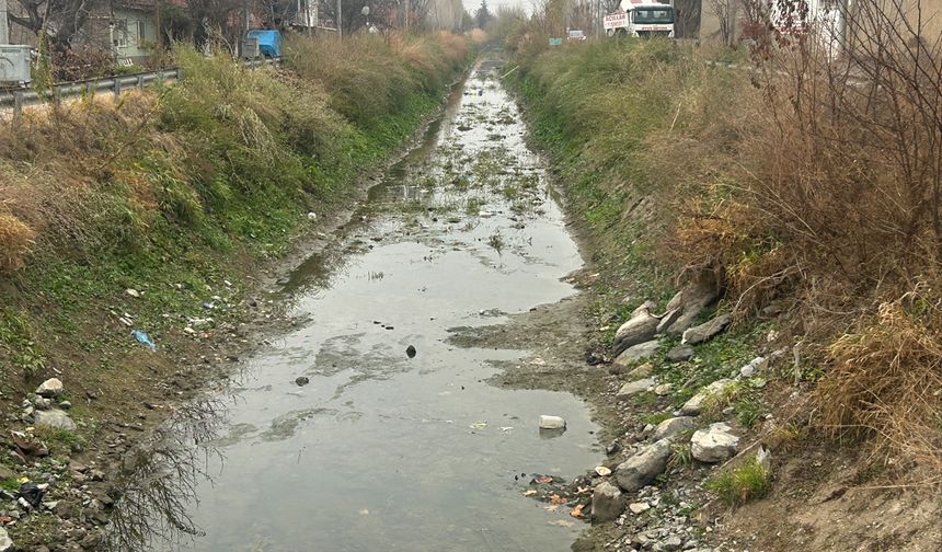 Yeşiltepe kanalı yine çöp içinde