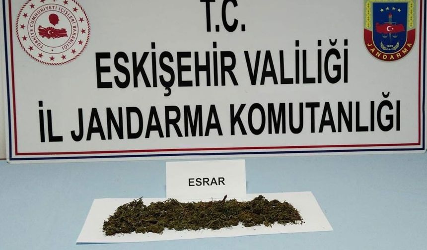 Araçta uyuşturucu madde bulunduran 2 şahıs yakalandı