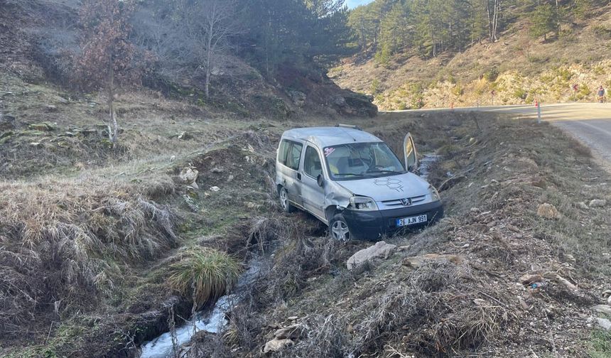 Eskişehir-Afyonkarahisar yolunda otomobil şarampole uçtu