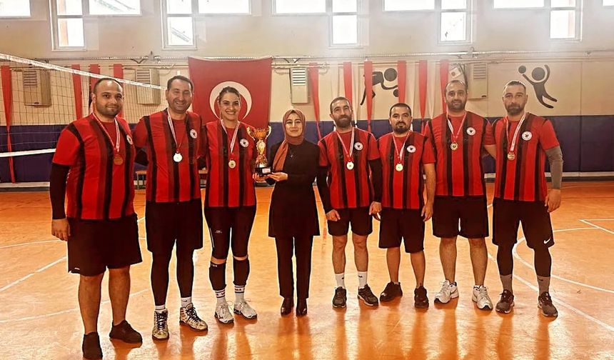 Voleybol Turnuvası'nın kazananı İsmetpaşa