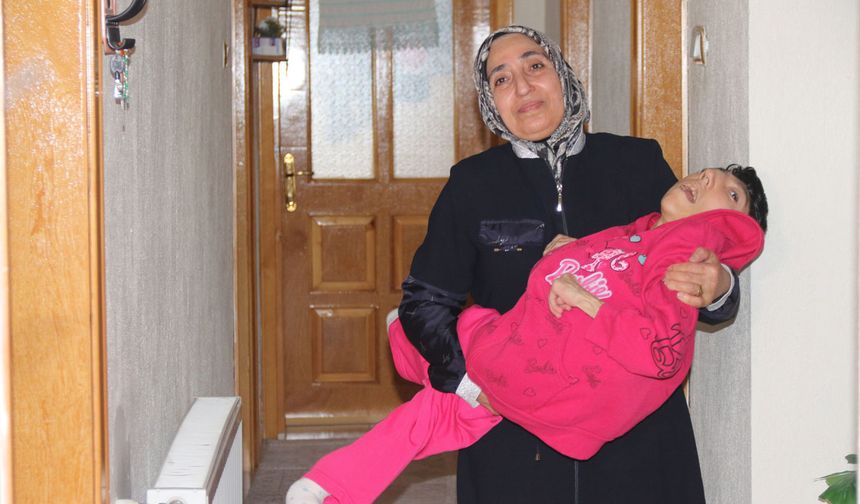33 yıldır engelli kızına tek başına bakıyor