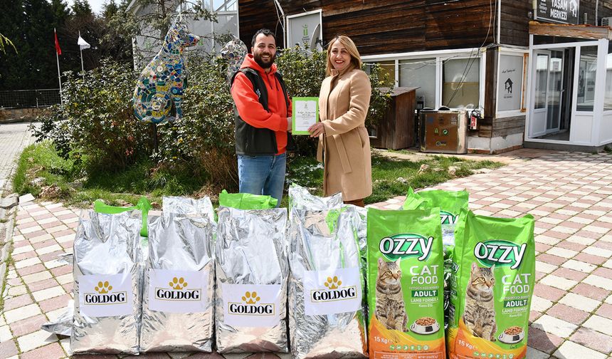 Hayvanseverlerden patili dostlara mama bağışı