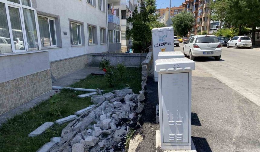Eskişehir'de pazarcılar  bahçe duvarını yıktı!
