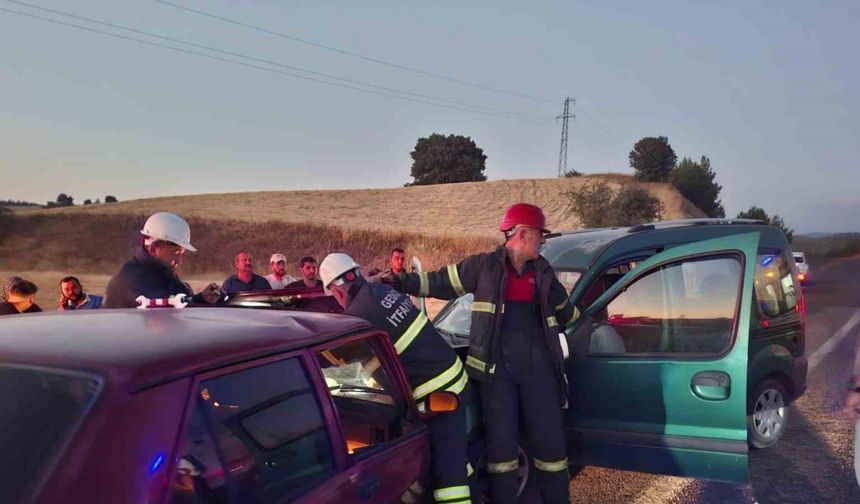 Kütahya’da 2 araç kafa kafaya çarpıştı: 2 ölü, 1 yaralı