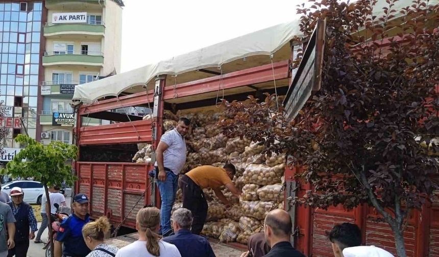 Tarlasında yetiştirdiği 20 ton patatesi vatandaşa dağıttı