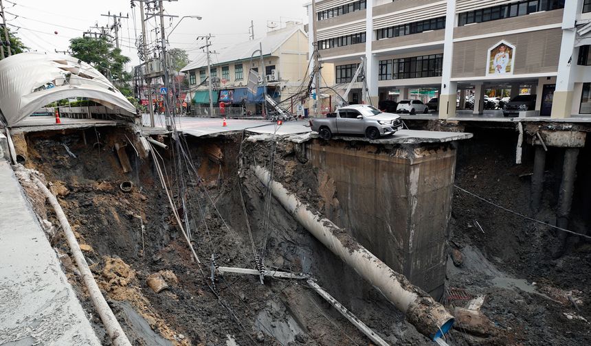 Tayland'da yol çöktü, bir araç 50 metrelik çukura düştü