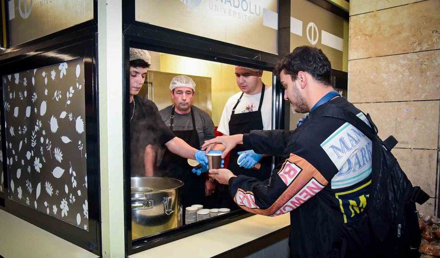 Anadolu Üniversitesi’nden sınav haftasında öğrencilere çay, kahve ve çorba ikramı