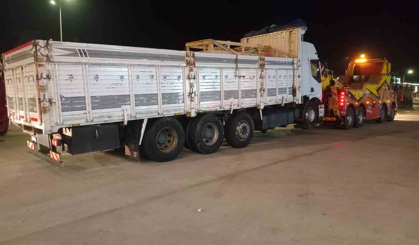 Kamyon çekiciye arkadan çarptı, 1 ölü