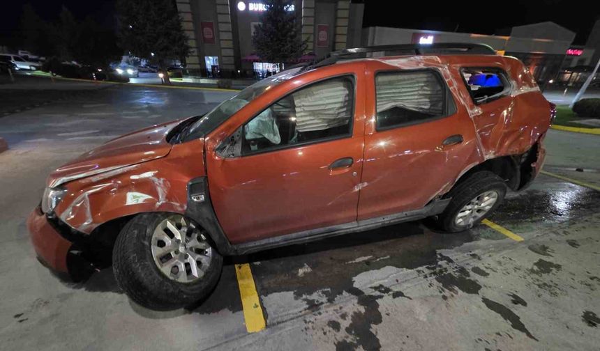 Otomobil yoldan çıkarak bariyerlere çarptı