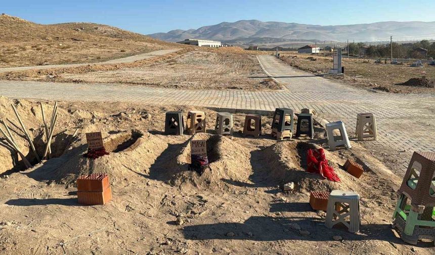 Zehirlenerek ölen anne ve 2 çocuğunun yan yana defnedildiği mezarlar görenlerin için sızlattı