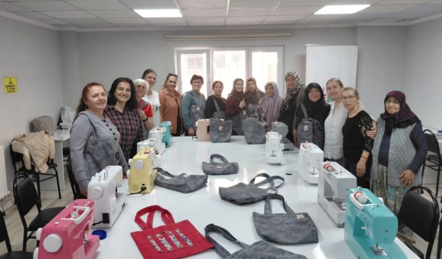Dikiş makineleri tanıtıldı, el emeği çantalar üretildi