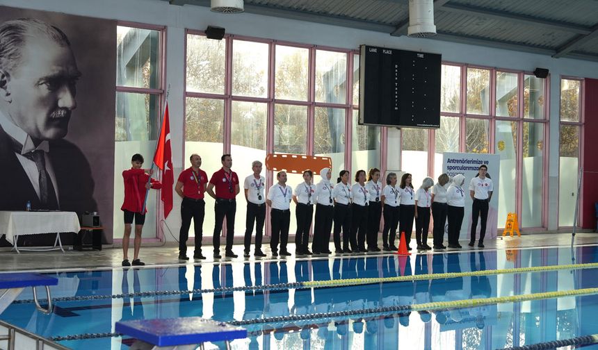 Kentpark kapalı yüzme havuzunda yüzme şöleni