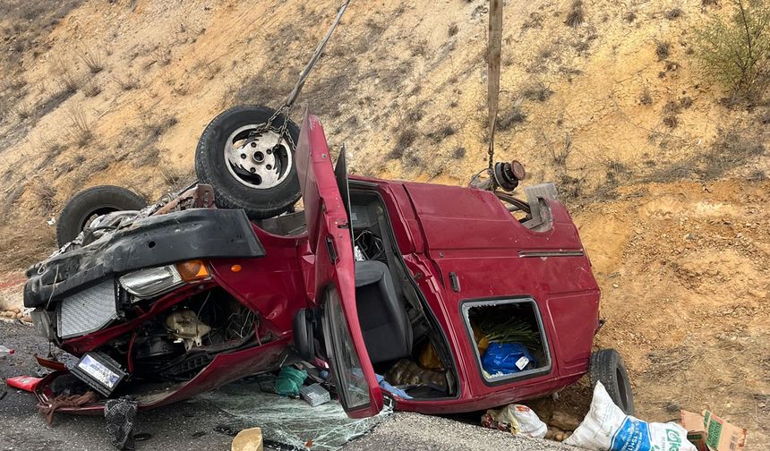 Kontrolden çıkan kamyonet ters döndü; 2 kişi yaralandı