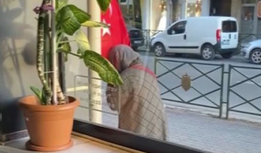 Türk bayrağını defalarca öpüp başının üstüne koydu