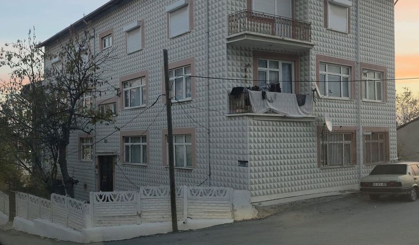 Yeni doğan bebeğini havalandırma boşluğuna attı