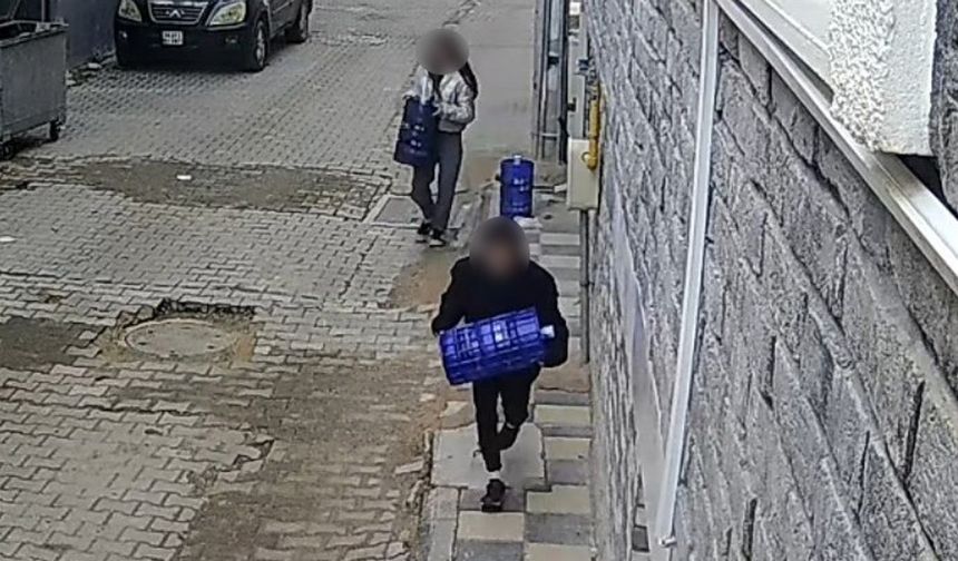 2 çocuk apartman önündeki damacanaları çaldı