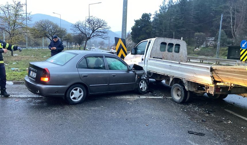 Bilecik'te otomobil ile kamyonet çarpıştı: 5 yaralı