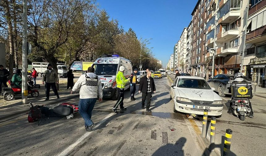 Elektrikli bisikletli otomobile çarptı, o anlar kamerada