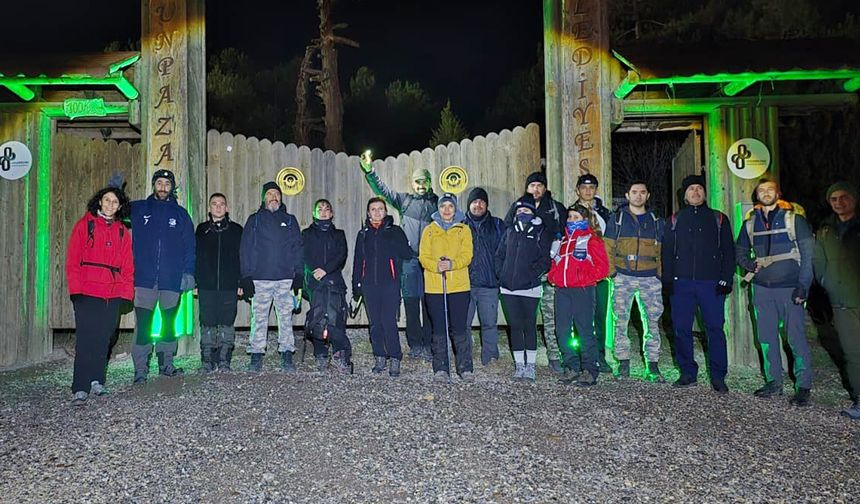 Eskişehirli dağcılardan Kent Ormanı'nda gece yürüyüşü