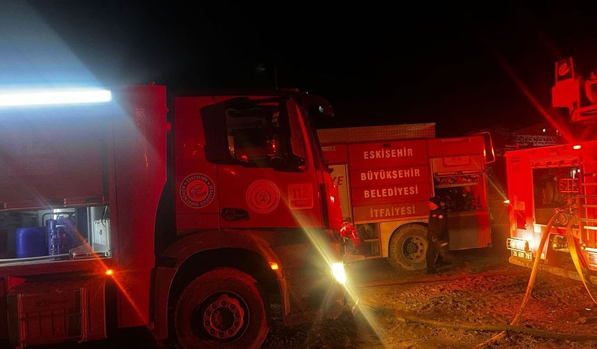 Sabaha kadar süren yangında çiftlik kül oldu