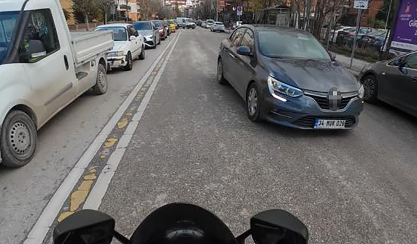 Yoğun trafikte ters yöne giren sürücü tehlikeye davetiye çıkardı
