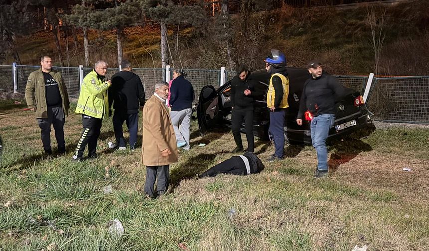 Yoldan çıkan araç su kanalının korkuluklarına çarptı