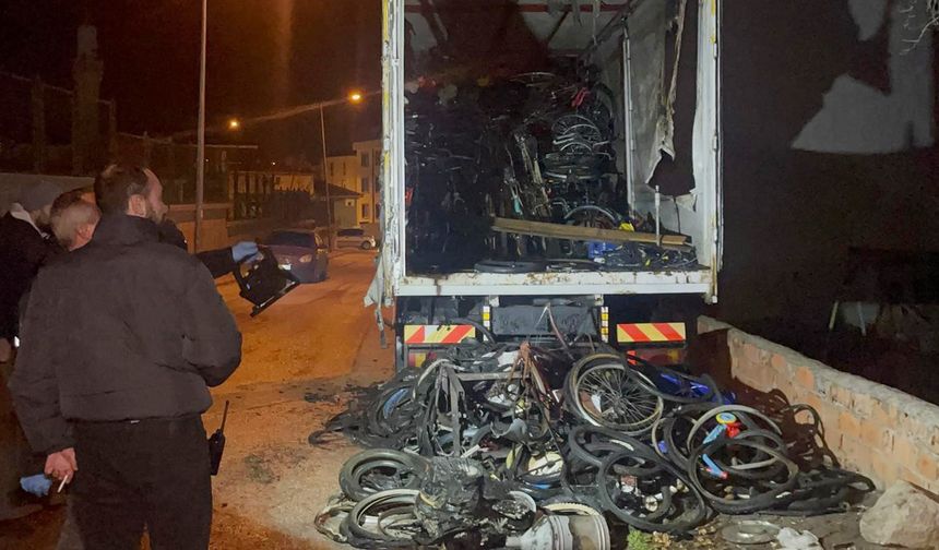Yüzlerce bisikletin bulunduğu kamyonda yangın
