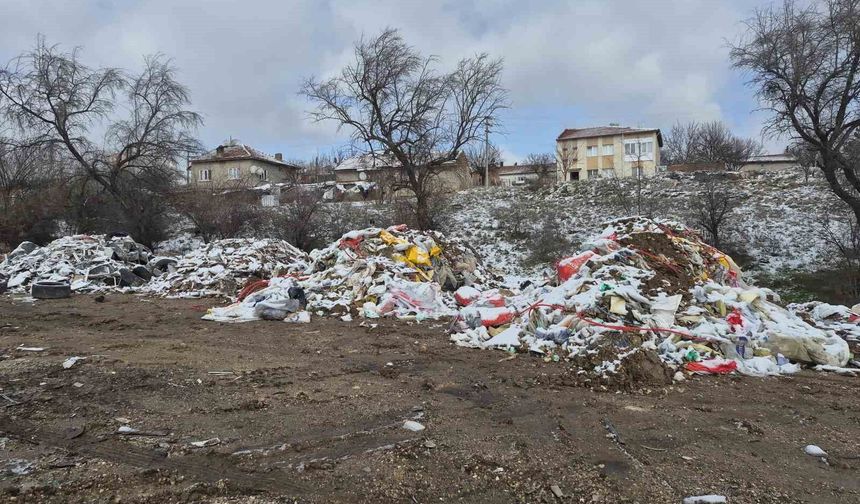 Boş araziye bırakılan atıklar tepeler oluşturdu